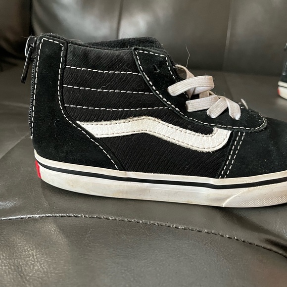 Kids Black Vans shoes - Picture 2 of 6